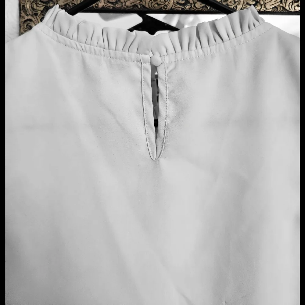 Sleeveless Blouse - Picture 6 of 8